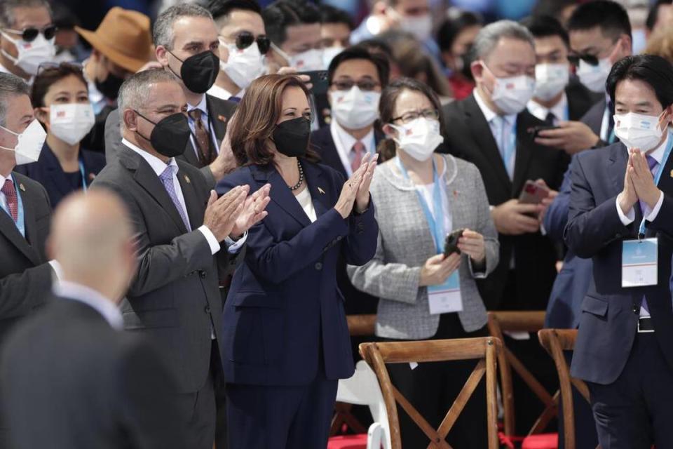 La vicepresidenta de EE.UU., Kamala Harris (c), asiste a la toma de posesión de la presidenta electa Xiomara Castro en el Estadio Nacional Tiburcio Varias Andino en Tegucigalpa.