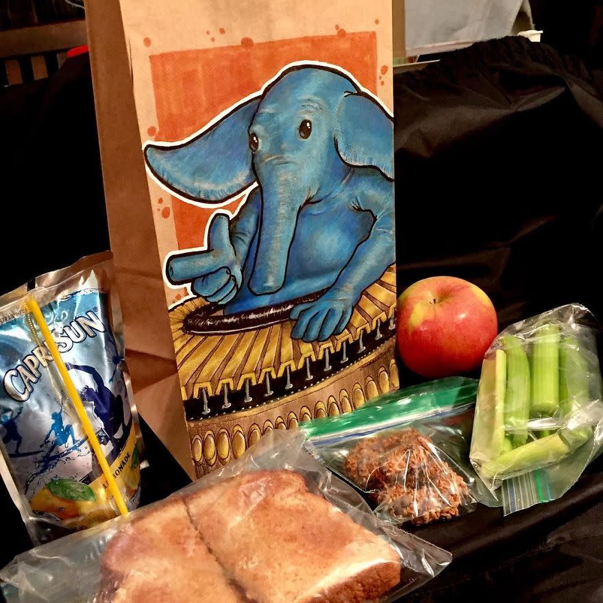 Un padre lleva años decorando las bolsas de comida de su hijo