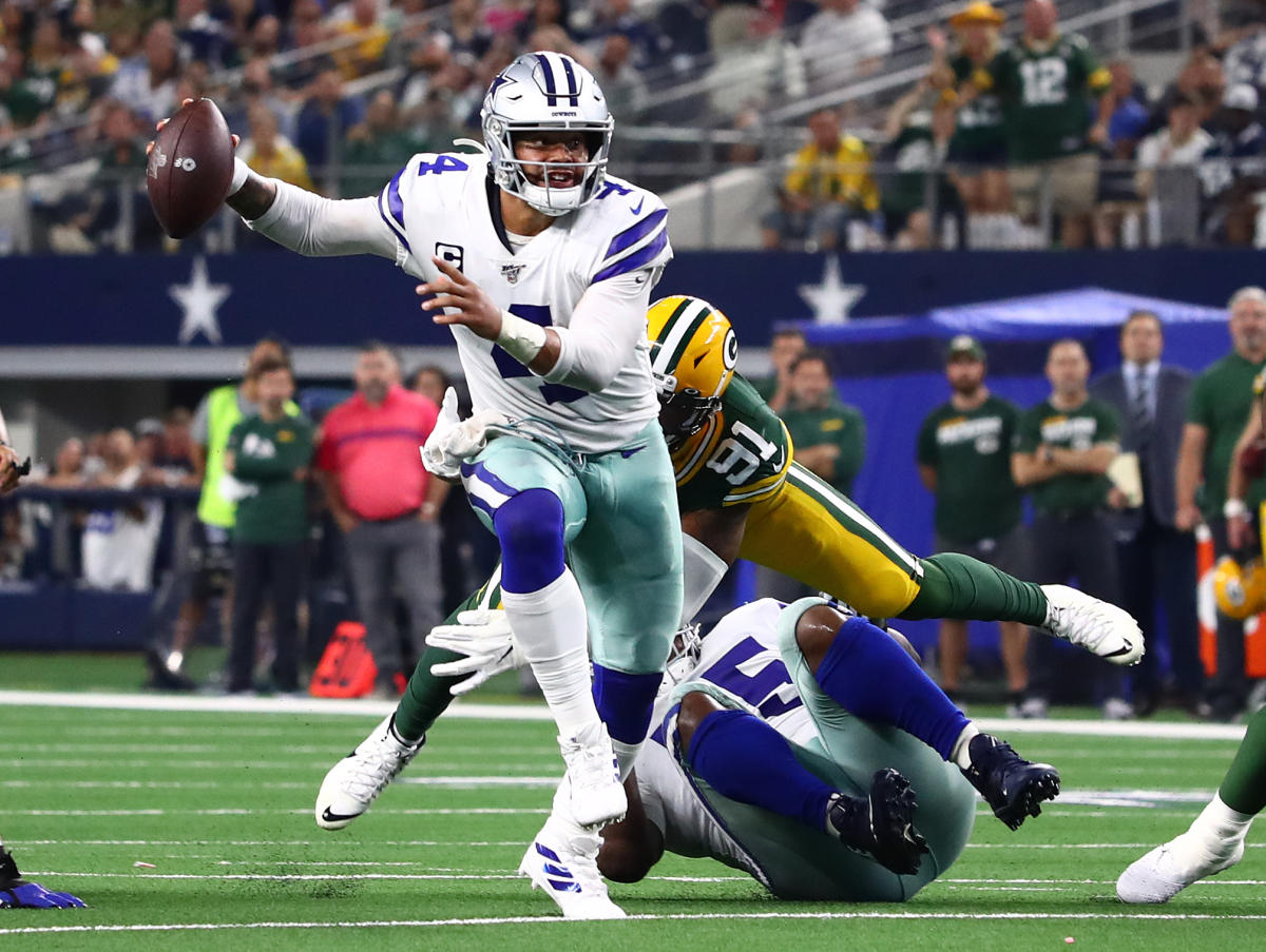 Dallas Cowboys quarterback Dak Prescott (4) looks to pass during an NFL game  against the Green Bay Packers Sunday, Nov. 13, 2022, in Green Bay, Wis. (AP  Photo/Jeffrey Phelps Stock Photo - Alamy