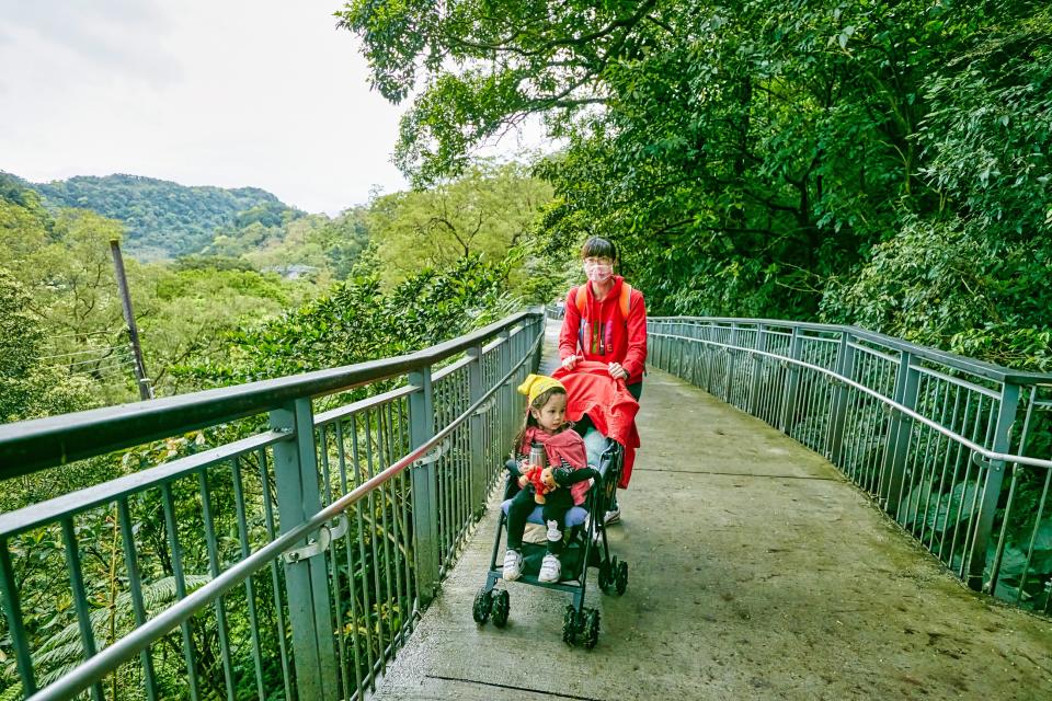 ↑走讀十分友善步道，適合親子與樂齡族群前往欣賞十分瀑布壯麗美景。（新北市觀旅局提供）