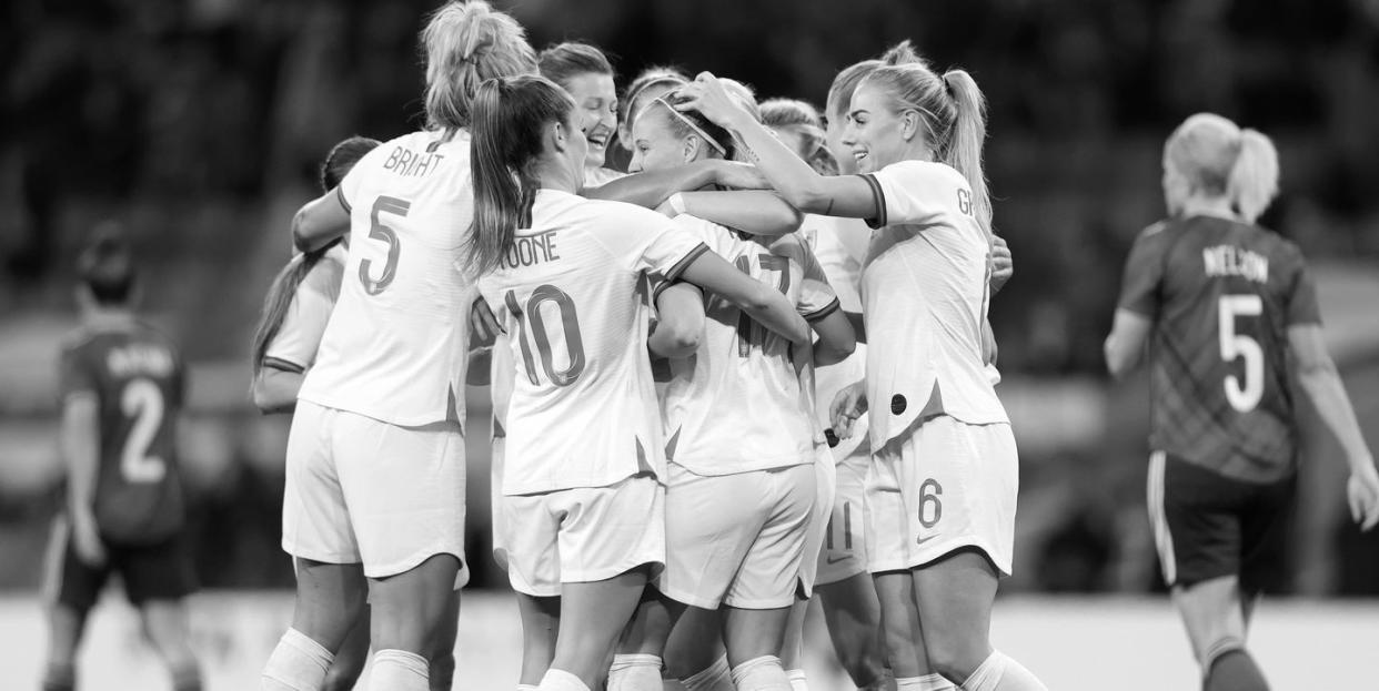 london, england october 23 beth mead celebrates with teammates millie bright, ella toone, lauren hemp and alex greenwood of england after scoring their team's first goal during the fifa women's world cup 2023 qualifier group d match between england and northern ireland at wembley stadium on october 23, 2021 in london , united kingdom photo by naomi baker the fathe fa via getty images