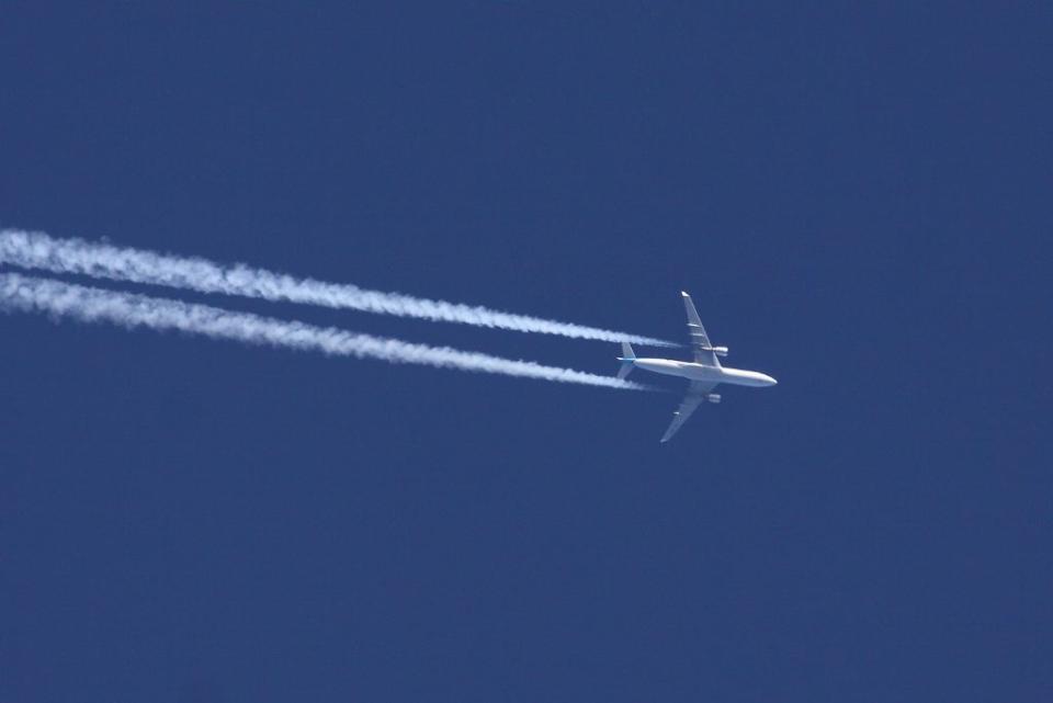Picture are contrails from a KLM Airbus plan in 2020.  Dean Morley / Flickr