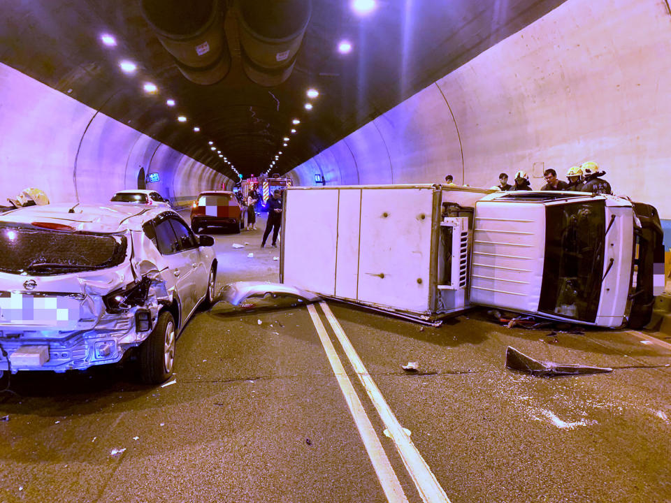國3北向中和隧道車禍 貨車追撞前車翻倒1人輕傷。