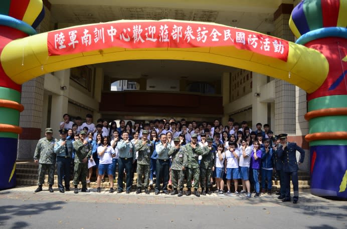 陸軍南區專長訓練中心舉辦「全民國防教育參訪活動」，並與鳳山工商師生們合影留戀。（陸軍南區專長訓練中心提供）