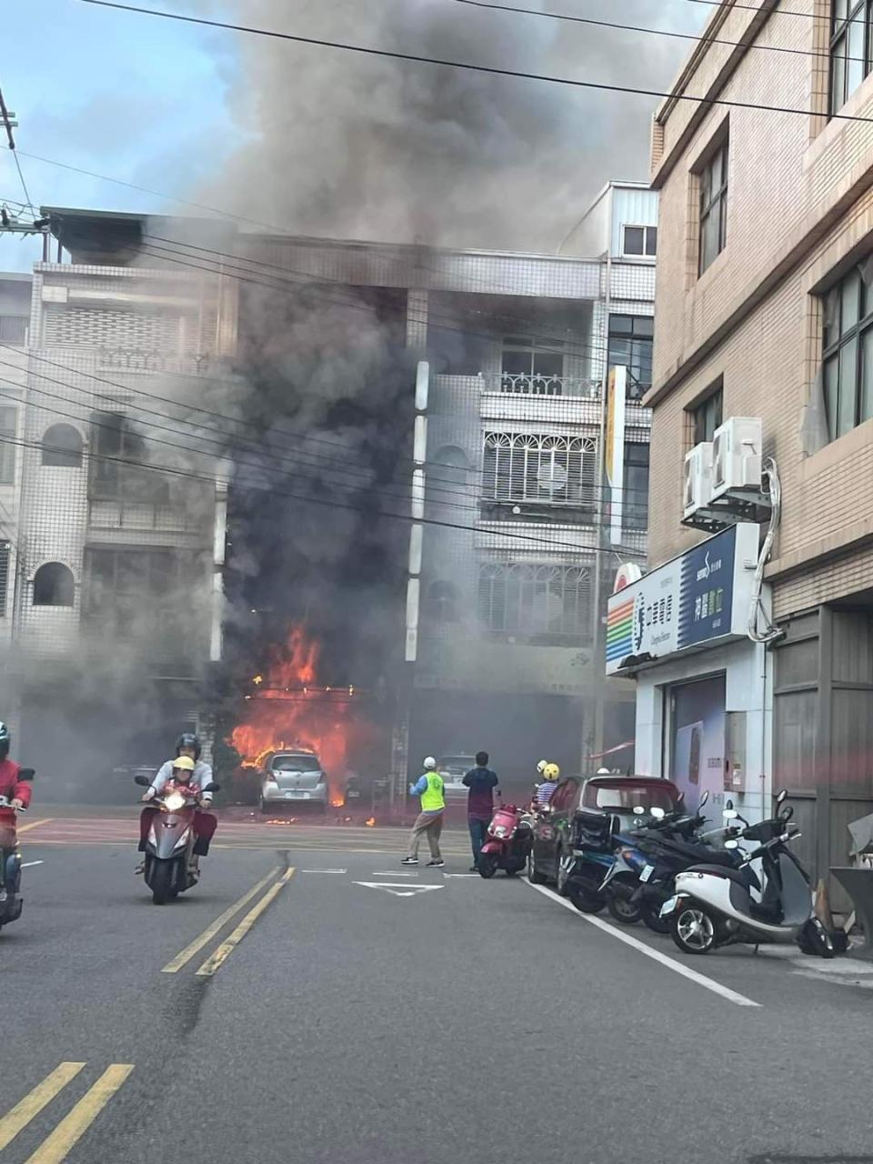 <strong>苗栗頭份一間早餐店今天上午發生火警，一樓店面陷入火海，嚇壞不少路人。（圖／中天新聞）</strong>