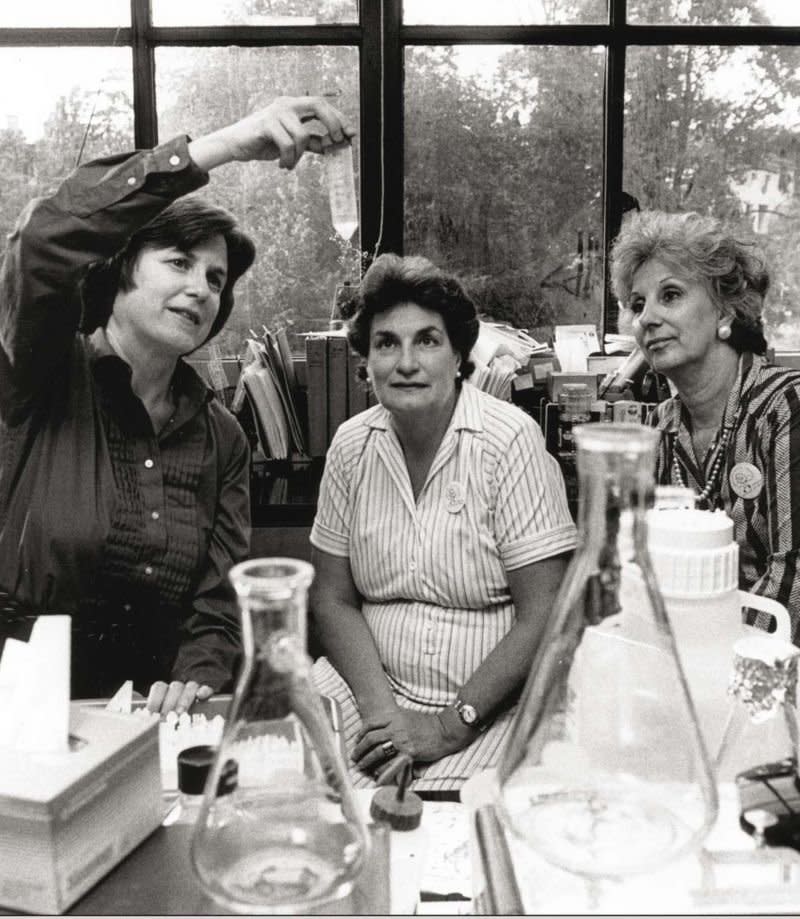 Mary-Claire King junto a dos integrantes de las Abuelas de Plaza de Mayo, Nélida Navajas y Estela de Carlotto