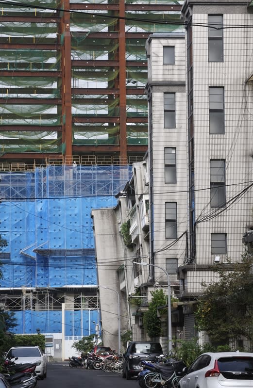 台北市中山區大直街7日晚間有多棟民宅傾斜，經查為鄰近建案施工不慎導致。（中央社）