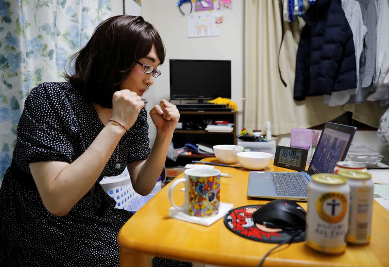 Anzu uses online drinking party service "Tacnom" at his house in Yokohama