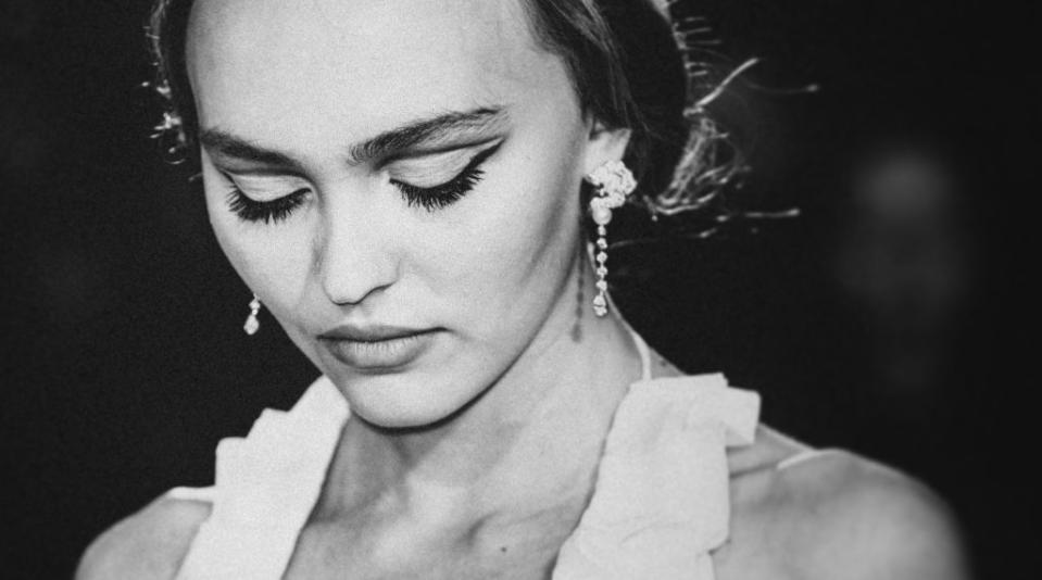 Si Lily-Rose Depp est plutôt active sur Instagram, où son compte est suivi par plus de 3,7 millions d'abonnés, elle est une jeune femme plus que discrète. Impossible de la voir défrayer la chronique dans les magazines people. Et pour cause, elle verrouille totalement sa vie privée. La preuve, elle n'a jamais officialisé sa relation avec Timothée Chalamet (qui a duré deux ans) et elle n'a jamais officiellement posé avec lui. D'où vient cette discrétion ? De ses parents, bien évidemment. <em>"Mes parents ont réussi à donner à mon frère et à moi l’éducation la plus privée possible. C’est pour cela que je souhaite préserver ma vie privée désormais. Je ne suis pas une amatrice de boîtes de nuit. Je suis une personne assez casanière. J’aime bien rester à la maison. Je passe mon temps à regarder des émissions de cuisine"</em>, éclairait-elle au Sun, en 2019. (<em>crédit Getty</em>)