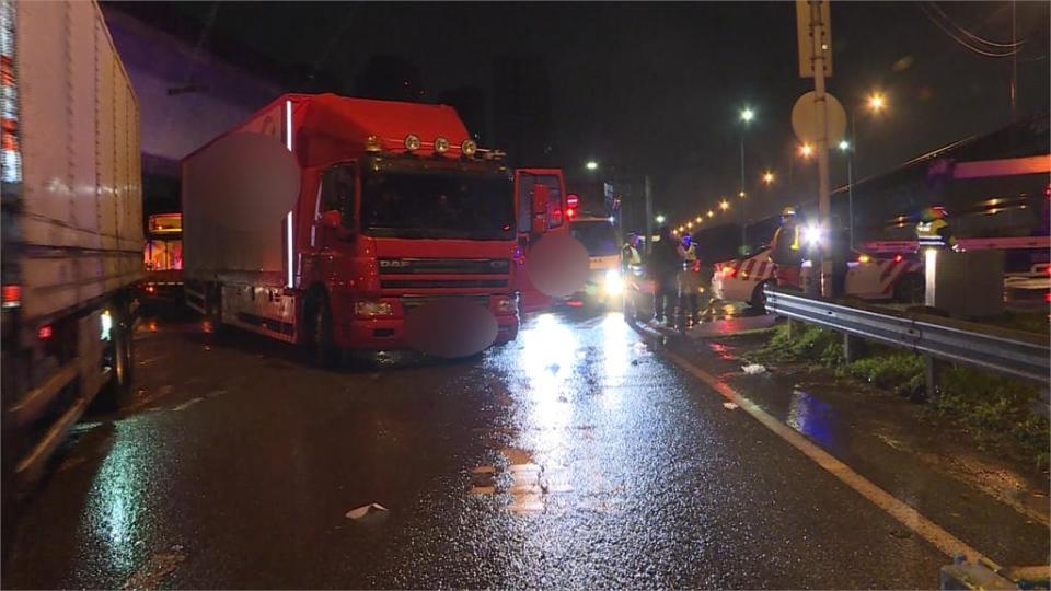 騎自行車疑闖紅燈　移工遭大貨車捲車底不治