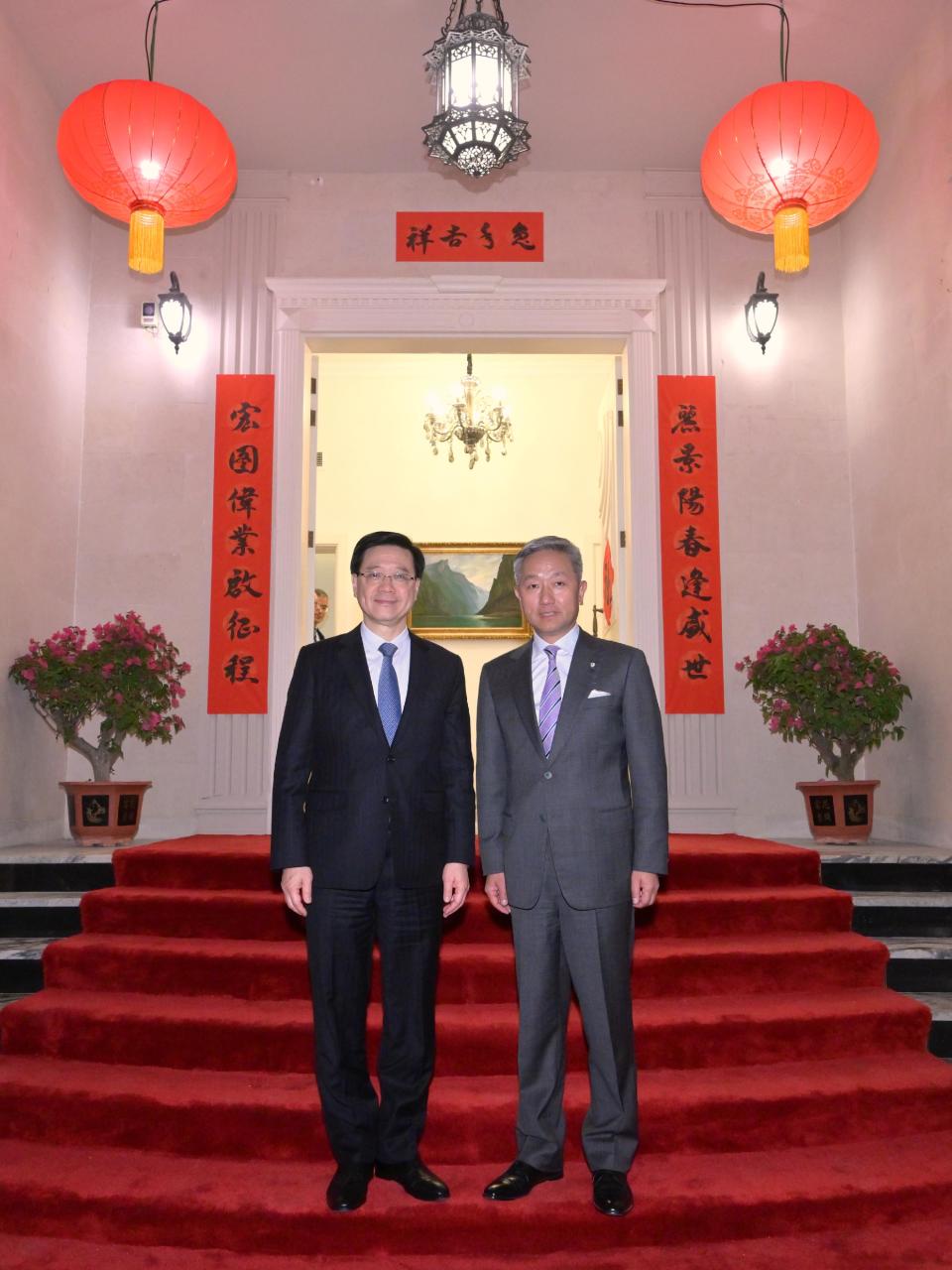 李家超在阿布扎比出席中國駐阿聯酋特命全權大使張益明（右）所設的晚宴。（政府新聞處）