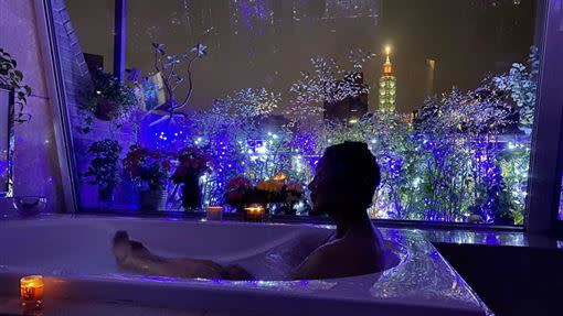 陳美鳳的防疫妙招就是全裸泡熱水澡。（圖／翻攝自臉書）