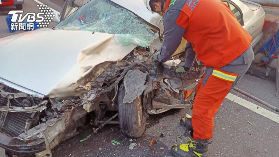 轎車遭撞後車身嚴重變形。（圖／警方提供）