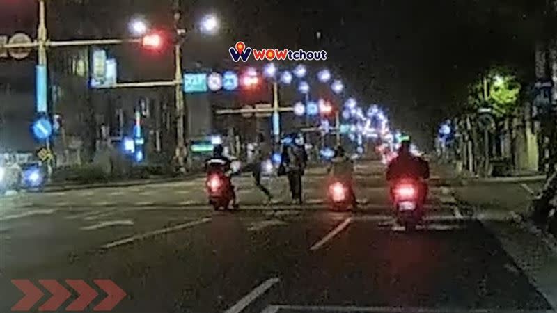 北市1名男子騎車行經南京東路五段時慘遭醉漢踹車。（圖／翻攝自YouTube）