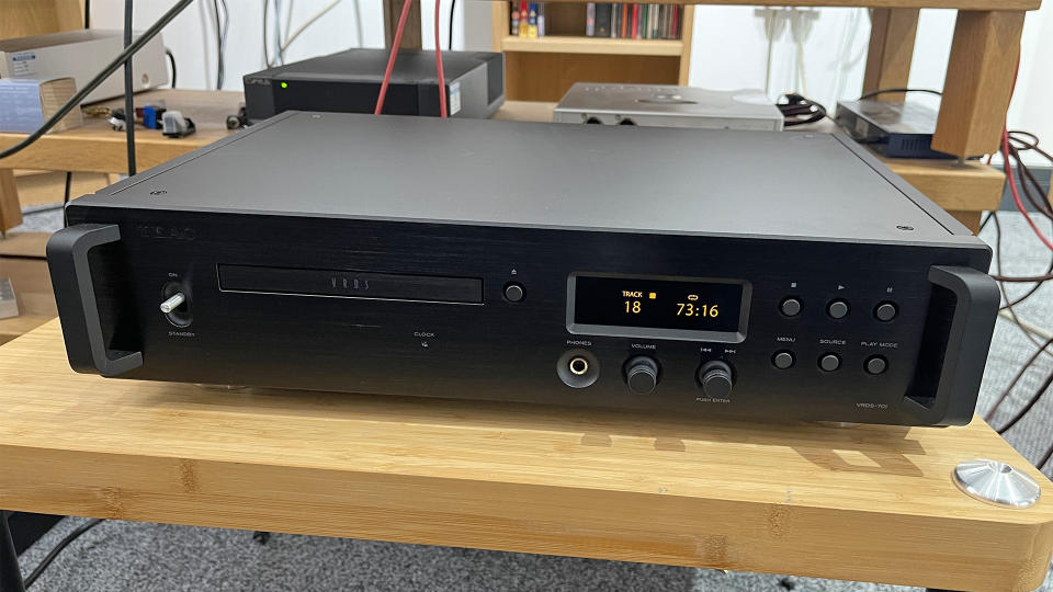 CD player: TEAC VRDS-701