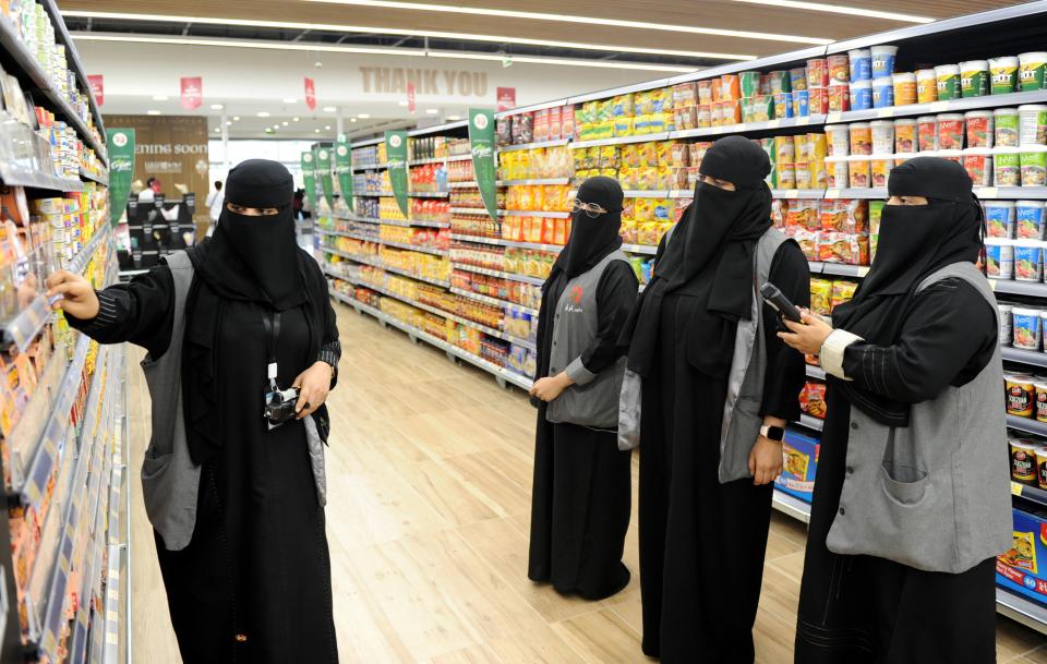 <p>Una de las encargadas de un hipermercado de Yeda, en Arabia Saudí, ayuda a tres de las nuevas trabajadoras del establecimiento. (Foto: Amer Hilabi / AFP / Getty Images).</p> 