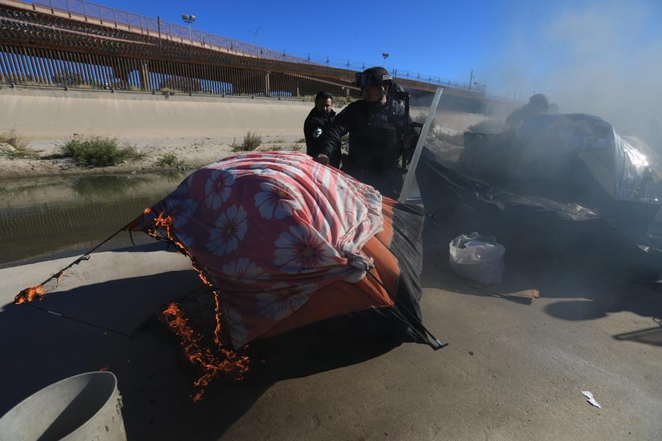 Juárez police in riot gear forcefully evicted mostly Venezuelan migrants on Sunday from the banks of the Rio Grande, clearing out the “Little Venezuela” camp and throwing tents, blankets and clothes into garbage trucks and ordering migrants to go to shelters. The U.S. border fence in El Paso is in the background.