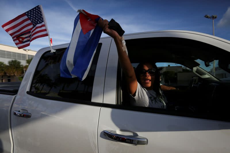 FOTO DE ARCHIVO: Migrnates reaccionan a los informes de protestas en Cuba contra el deterioro de su economía, en Miami, Florida.