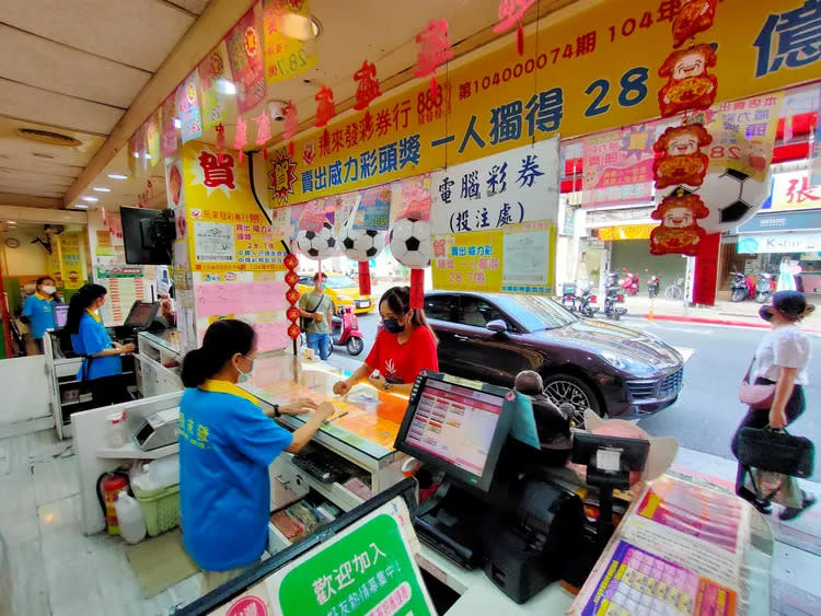 統計第4屆至今春節大紅包獎項的售出商店，台北市士林區「飛來發彩券行｣各開出9注。資料照片，葉志明攝