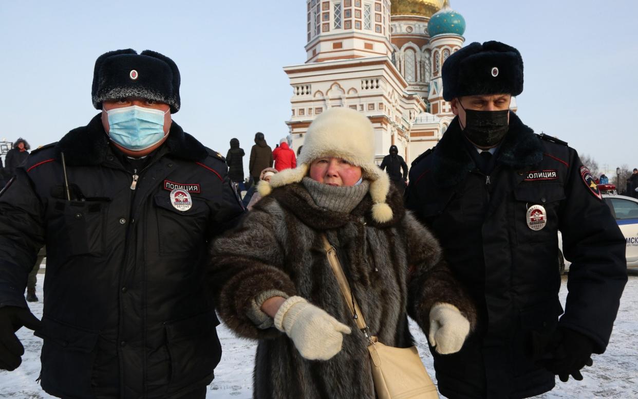 Police officers detain a participant in an unauthorized rally in support of Russian opposition activist Alexei Navalny in Omsk - Yevgeny Sofiychuk /TASS