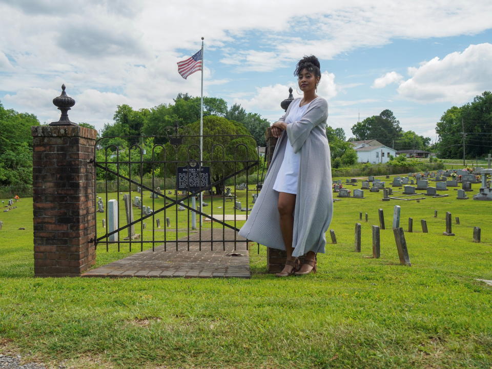 Camille Bennett en la entrada del cementerio confederado en el que ella propone se reubique la estatua Eternal Vigil. (Reuters)