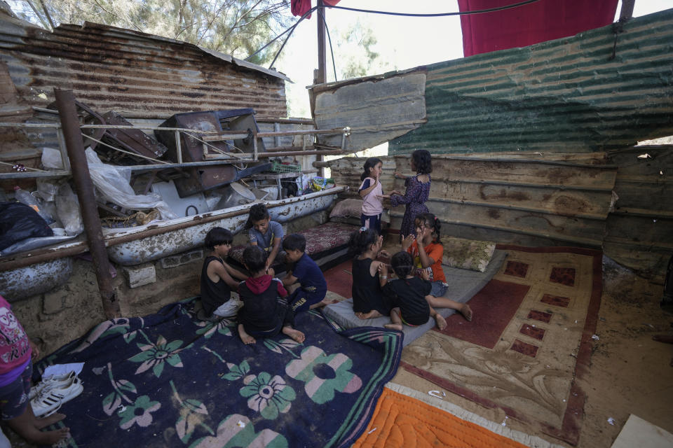 Niños palestinos juegan en Jan Yunis, en la Franja de Gaza, el 10 de junio de 2024. (AP Foto/Abdel Kareem Hana)