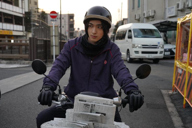 橫濱流星在Netflix劇集《新聞記者》飾演一名送報大學生。（Netflix提供）
