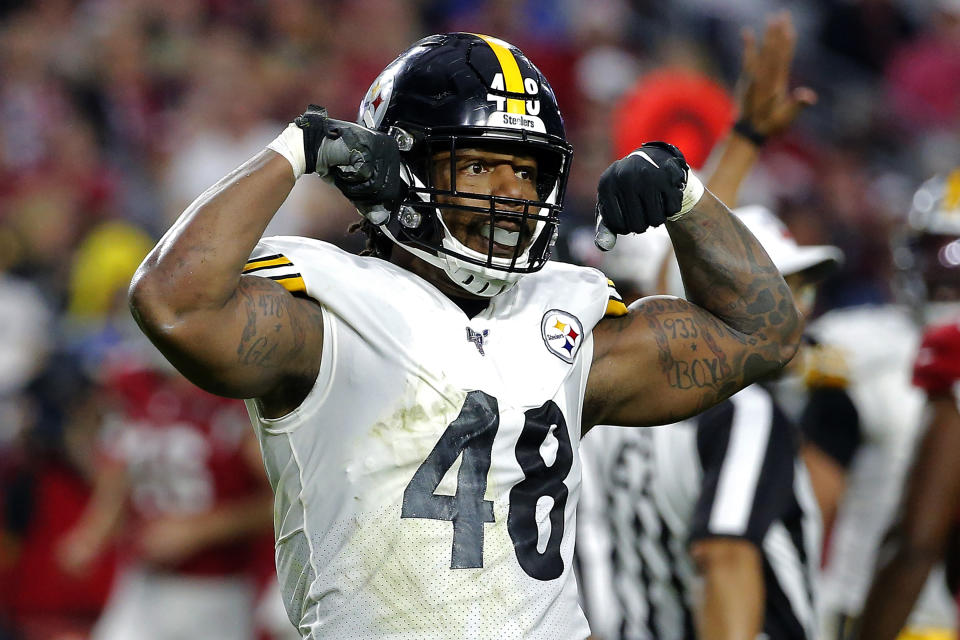 Bud Dupree, linebacker exterior de los Steelers de Pittsburgh, festeja tras lograr una tackleada ante los Cardinals de Arizona, en el encuentro del domingo 8 de diciembre de 2019 (AP Foto/Rick Scuteri)