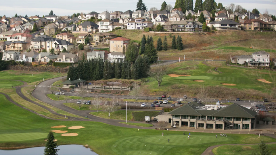 Después de que el club de golf de Oregón amenazara a los vecinos con cerrar sin 'apoyo financiero', los propietarios votan en contra del plan