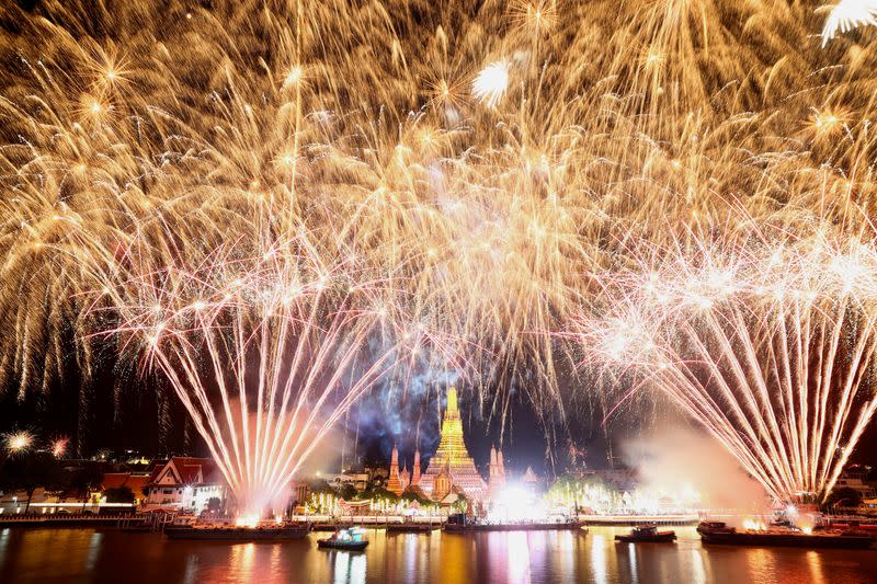 Los fuegos artificiales explotan sobre el río Chao Phraya durante las celebraciones de Año Nuevo, en Bangkok, Tailandia