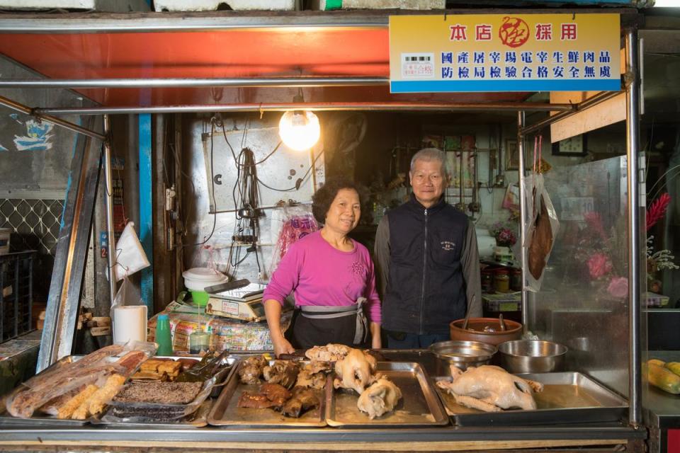 40年的雞肉攤「王家熟食攤」，每天清晨都以料理食物味道喚醍忠信市場。