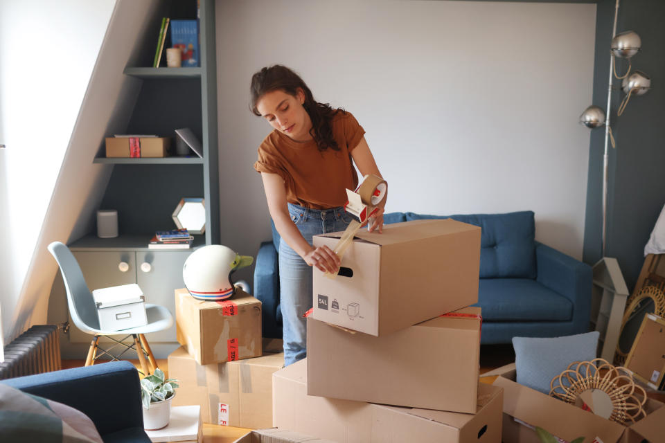 Ein Umzug ist schon stressig genug, da braucht man zuverlässige Helfer: Das Klebeband von Test hält! Schon eine Lage ist ausreichend, um Kartons oder Pakete sicher zu verschließen. (Bild: Getty Images)