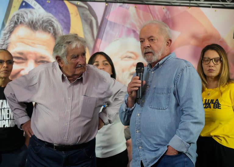 El expresidente de Uruguay José "Pepe" Mujica escucha al expresidente de Brasil y candidato Luiz Inacio Lula da Silva en San Pablo