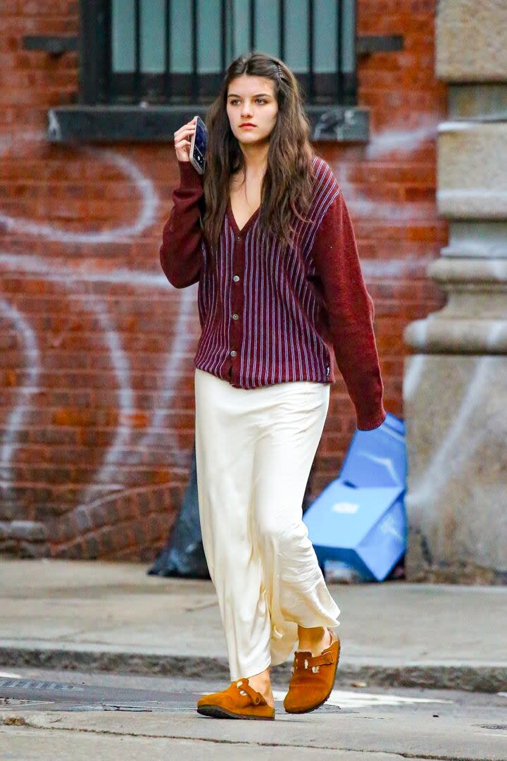 Antes de su cumpleaños número 18 este jueves, Suri Cruise fue fotografiada disfrutando de un paseo con amigos en SoHo, Nueva york