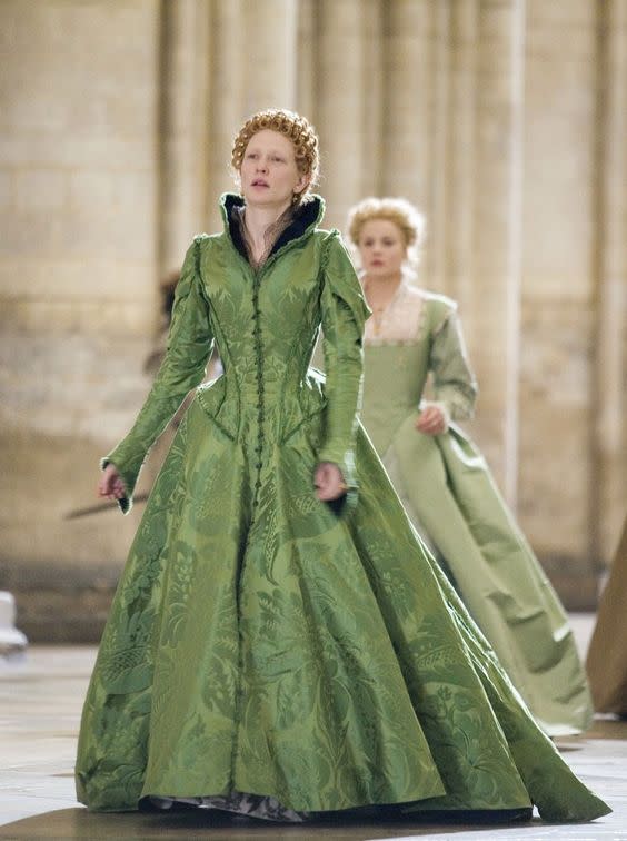 Cate Blanchett 在《傳奇女王伊利沙伯》（Elizabeth）飾演 Elizabeth I，身穿綠色禮服。