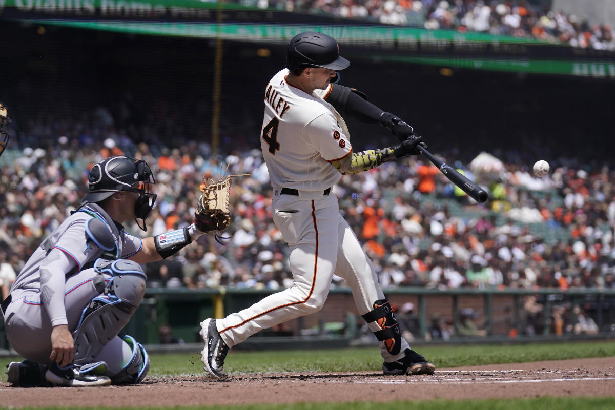 Bailey hits 1st big league homer, squeezes in a run, Giants beat