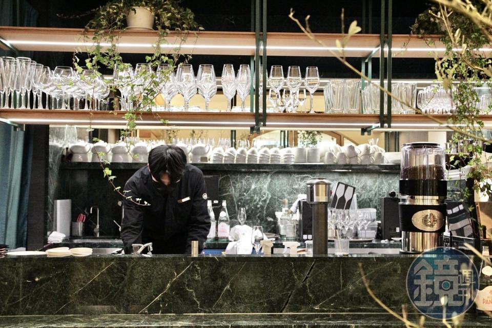 「富錦樹台菜香檳」台北101旗艦店增加了飲品吧台，下午時段也能在典雅空間中享受午茶時光。