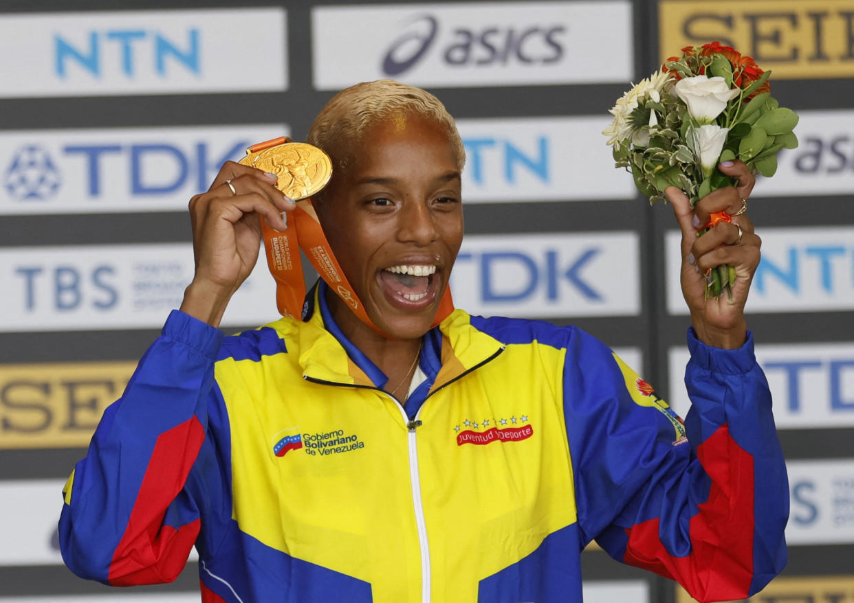 La atleta venezolana Yulimar Rojas celebra con su medalla de oro después de ganar la final de Triple Salto Femenino en el Campeonato Mundial de Atletismo en Budapest, Hungría, el 26 de agosto de 2023. (REUTERS/Alina Smutko)