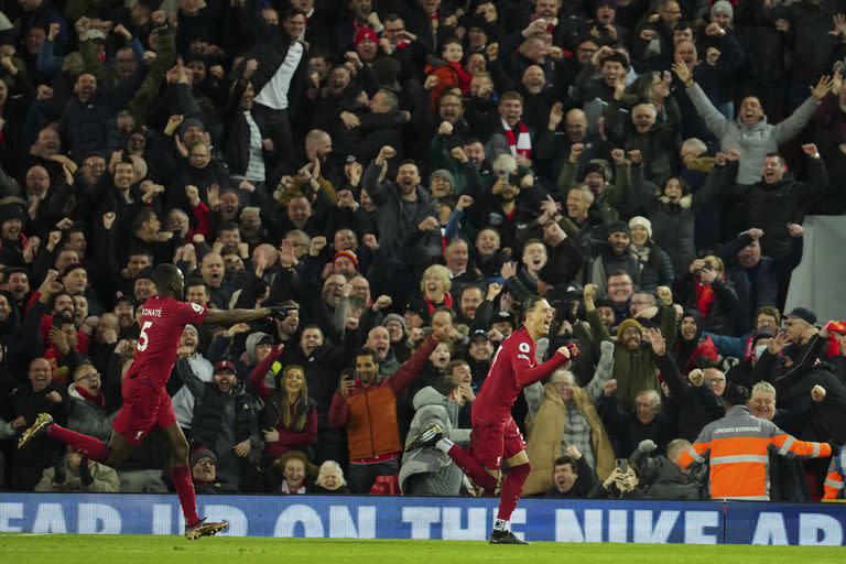 Darwin Núñez festeja tras anotar el quinto gol de Liverpool en la victoria 7-0 ante el Manchester United en la Liga Premier