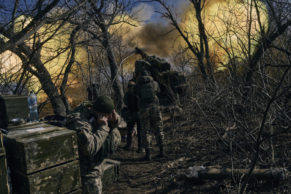 Ukrainische Soldaten feuern eine Panzerhaubitze auf russische Stellungen in der Nähe von Bachmut. (Bild: LIBKOS/AP/dpa)