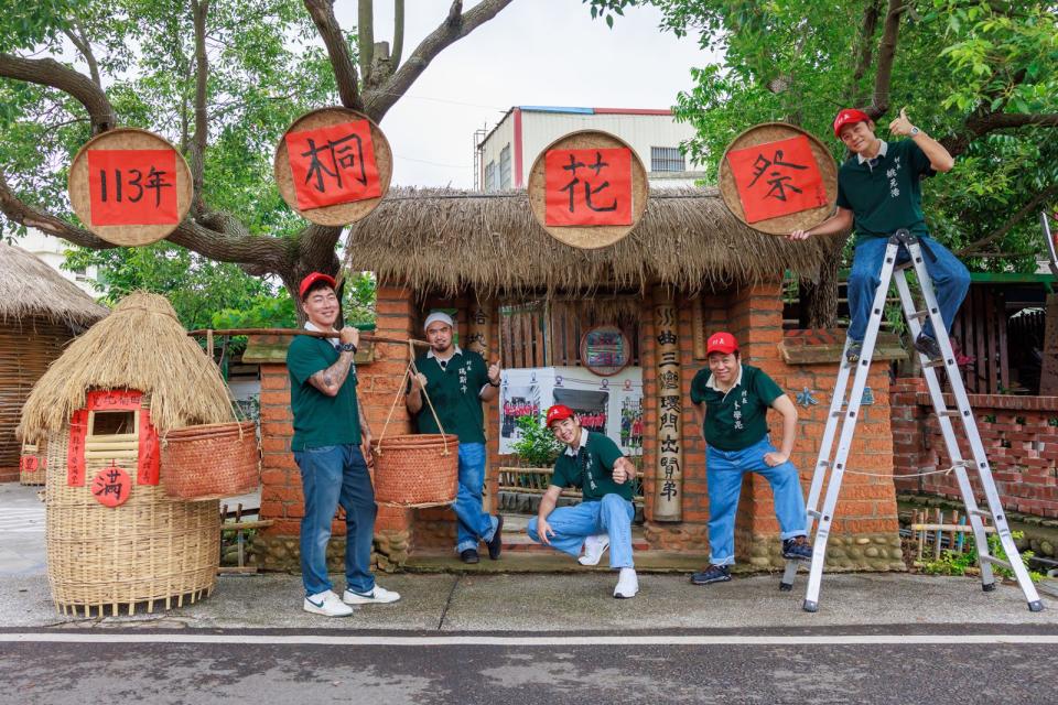 郭泓志（左起）、瑪斯卡、禾浩辰、卜學亮、姚元浩五位明星村長出外景遇到桐花季。（好看娛樂提供）