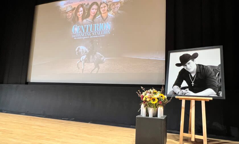 Un ramo de rosas y girasoles, cinco velas y una fotografía en blanco y negro de Julián Figueroa fueron colocadas en el escenario del Autry Museum donde se exhibió por primera vez en pantalla grande la cinta "Centurion: The Dancing Stallion".