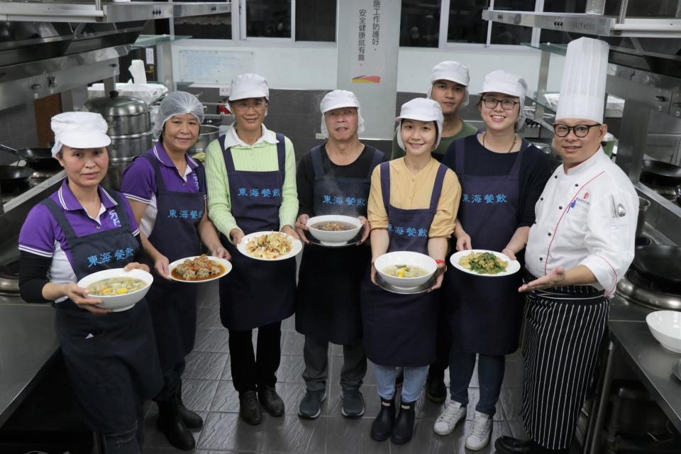 學校校廚們用心為孩子料理出一道道美味的異國佳餚