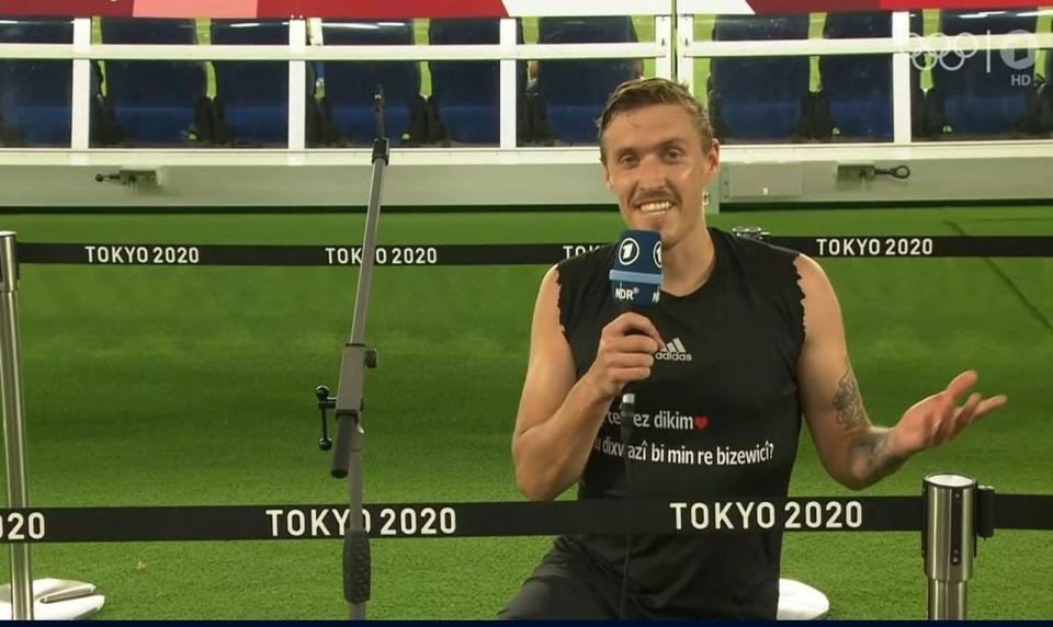 Was für ein Fernsehmoment: Fußball-Nationalspieler Max Kruse hat seiner Freundin einen Antrag gemacht - vor laufender Kamera im Fußball-Stadion von Tokio. (Bild: ARD / Screenshot)