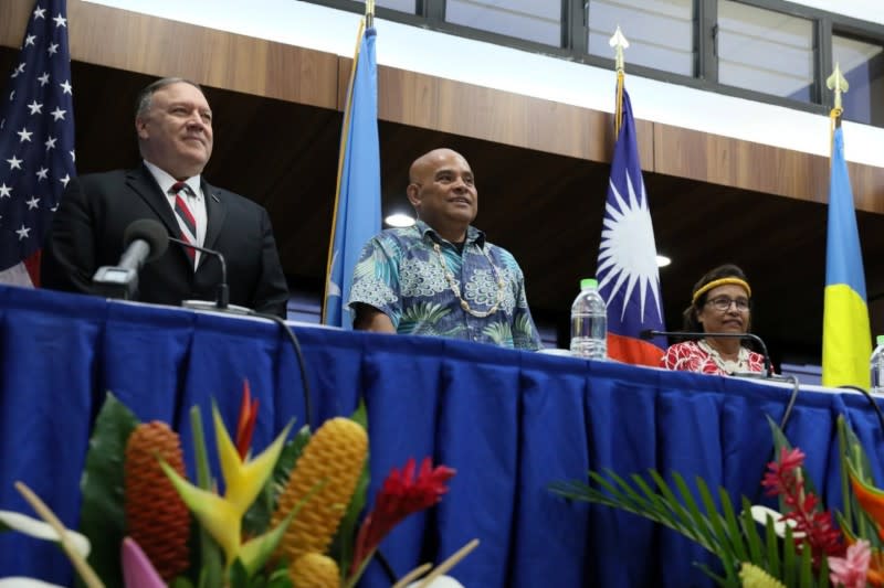 2019年，時任美國國務卿龐畢歐與密克羅尼西亞總統帕努埃洛、馬紹爾群島總統海妮、帛琉副總統毆宜樓舉行記者會（AP）