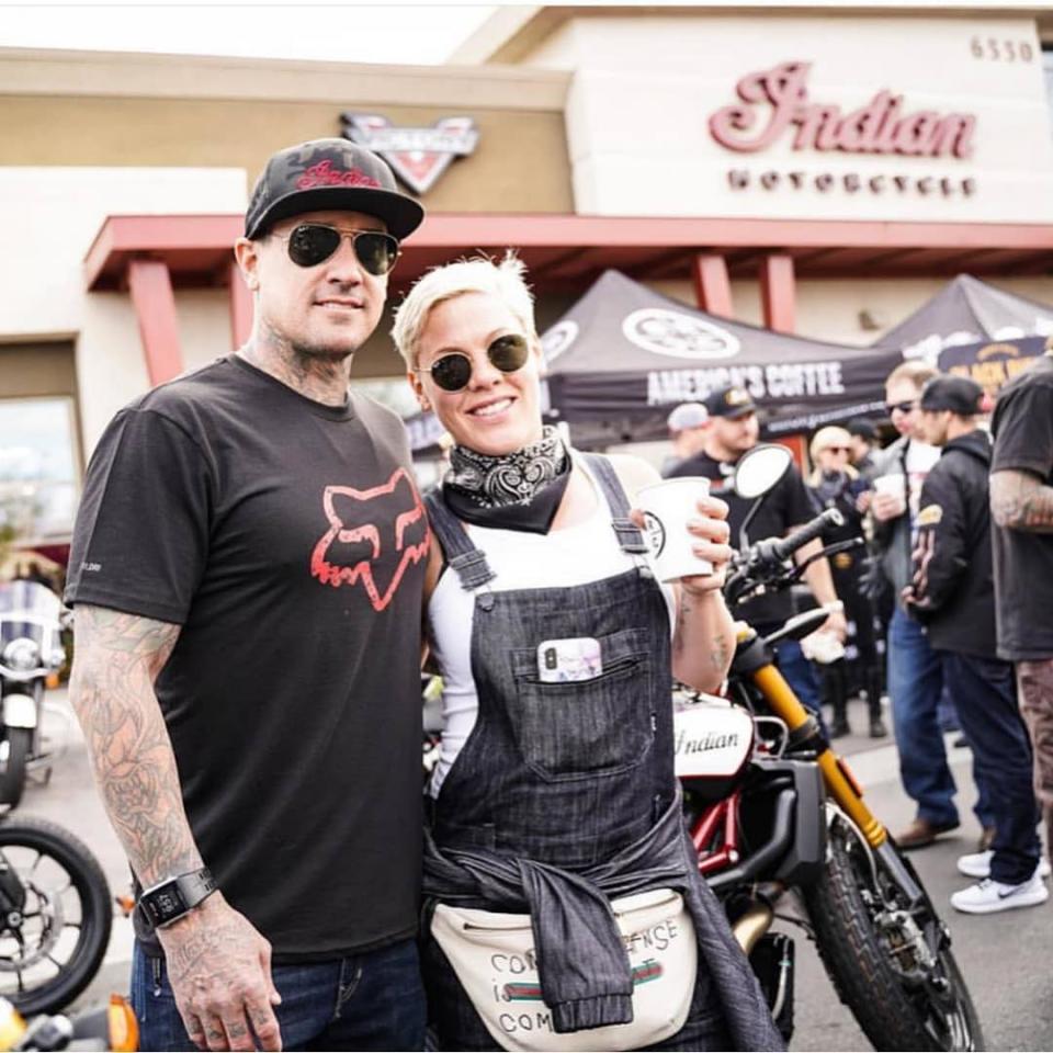 <p>Pink et Carey Hart se mettent ensemble en 2001 et se séparent une première fois en 2003. Ils se redonnent, ensuite, une nouvelle chance avant de se marier en janvier 2006… et de rompre en février 2008. Depuis leur nouvelle réconciliation, ils sont les heureux parents de deux enfants. Crédit photo : Instagram hartluck </p>