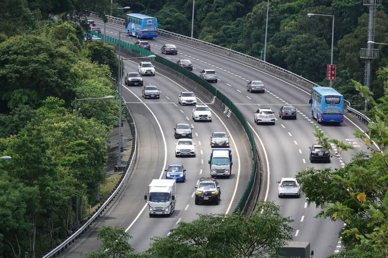 交通部高速公路局今天公布中秋、國慶連假的國道疏導措施，0至5時皆免通行費，假期中都會實施高乘載及封閉匝道等管制。（中央社資料照）