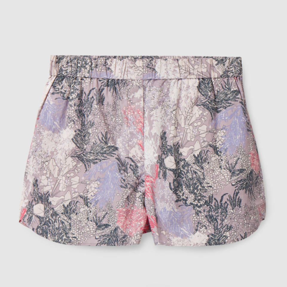 <p>Prix : 29 €</p><br><a href="https://www.cosstores.com/en_eur/women/womenswear/sleepwear/product.printed-pyjama-shorts-purple.1020093001.html" rel="nofollow noopener" target="_blank" data-ylk="slk:Acheter;elm:context_link;itc:0;sec:content-canvas" class="link ">Acheter</a>