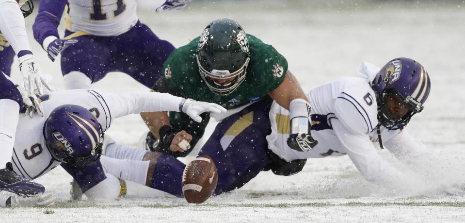 North Alabama cornerback Jaylan Jackson (9) and safety Dorsey Norris (6) and Northwest Missouri State offensive lineman Chase Sherman (62) go after a fumble during the first half of an NCAA Division II National Championship football game, Saturday, Dec. 17, 2016, in Kansas City, Kan. Northwest Missouri State recovered the ball. (AP Photo/Colin E. Braley)