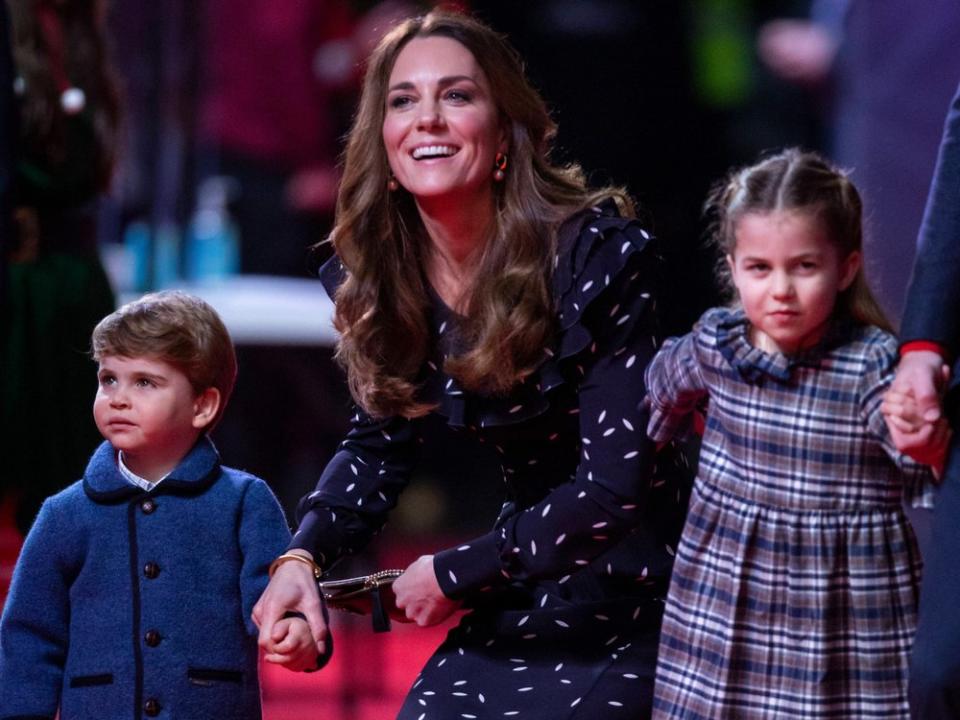 Prinzessin Kate mit ihren Kindern Prinz Louis (l.) und Prinzessin Charlotte. (Bild: imago images/i Images)